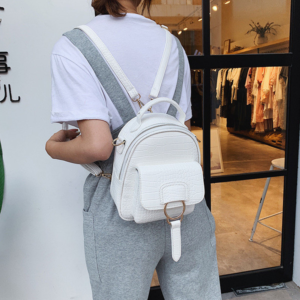 Modern női hátizsák eko bőrből, fém elemmel