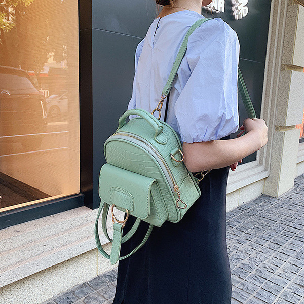 Modern női hátizsák eko bőrből, fém elemmel