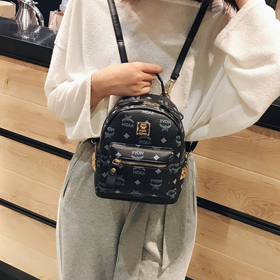 Modern női hátizsák öko bőrből, fém elemmel és cipzárral