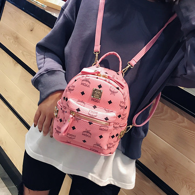 Modern női hátizsák öko bőrből, fém elemmel és cipzárral