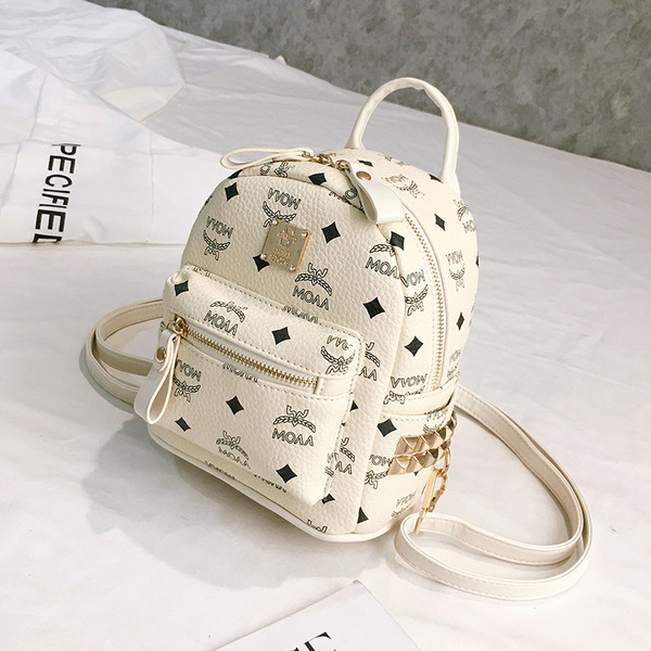 Modern női hátizsák öko bőrből, fém elemmel és cipzárral