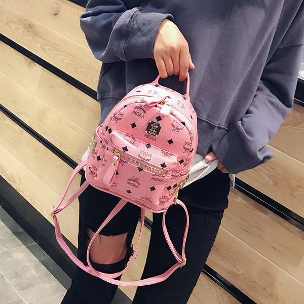 Modern női hátizsák öko bőrből, fém elemmel és cipzárral