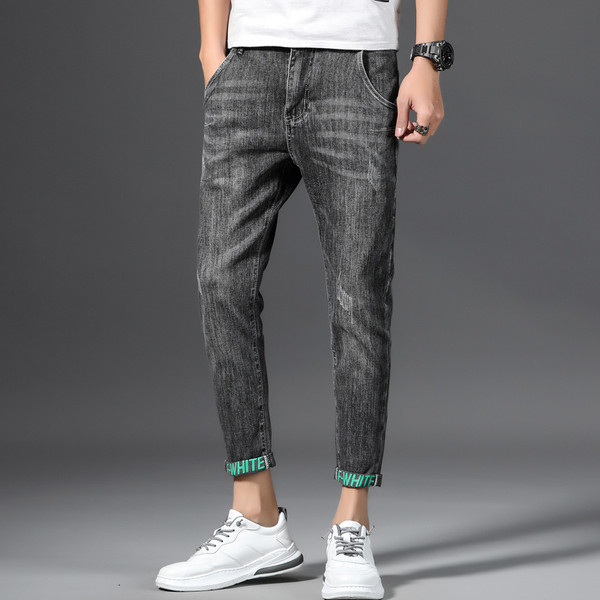 Μοντέρνα τζιν με μήκος 9/10 και επιγραφές