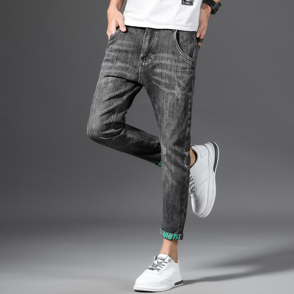 Μοντέρνα τζιν με μήκος 9/10 και επιγραφές