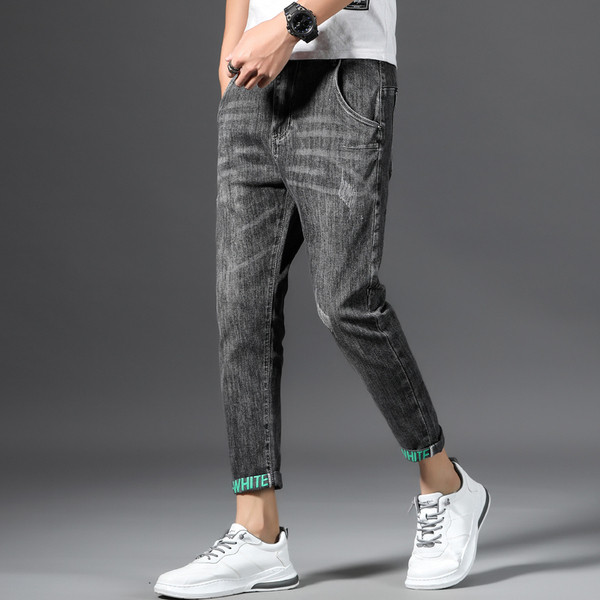 Μοντέρνα τζιν με μήκος 9/10 και επιγραφές