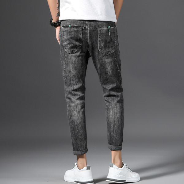 Μοντέρνα τζιν με μήκος 9/10 και επιγραφές