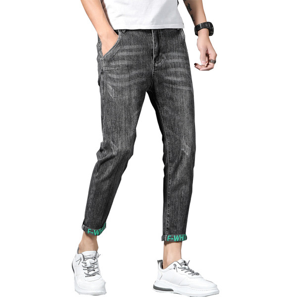 Μοντέρνα τζιν με μήκος 9/10 και επιγραφές