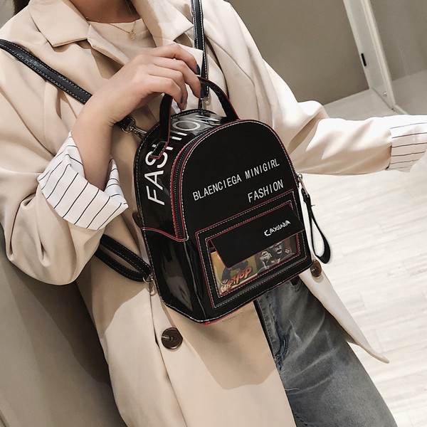 Női lakkbőr hátizsák felirattal