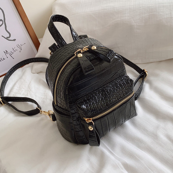 Ženski ruksak s patentnim zatvaračem i prednjim džepom