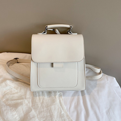 Bőr női hátizsák eko bőrből, fém rögzítéssel