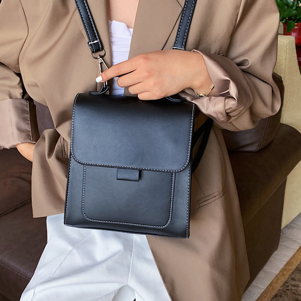 Bőr női hátizsák eko bőrből, fém rögzítéssel