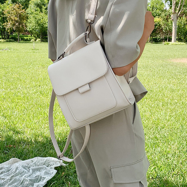 Bőr női hátizsák eko bőrből, fém rögzítéssel