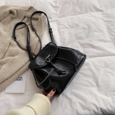 Női öko-bőr hátizsák fém lánccal