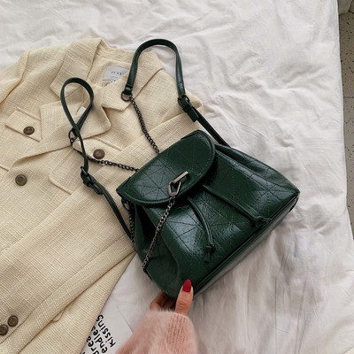 Női öko-bőr hátizsák fém lánccal