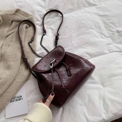 Női öko-bőr hátizsák fém lánccal