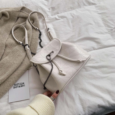 Női öko-bőr hátizsák fém lánccal