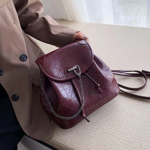 Női öko-bőr hátizsák fém lánccal