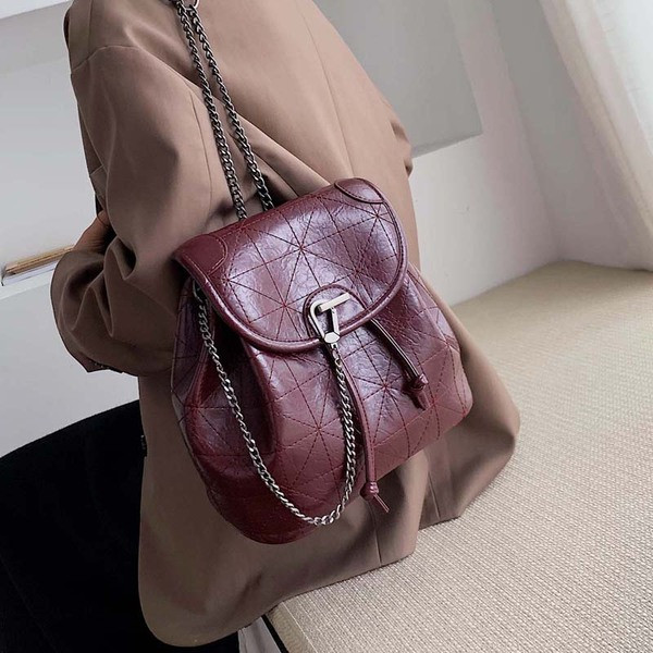 Női öko-bőr hátizsák fém lánccal