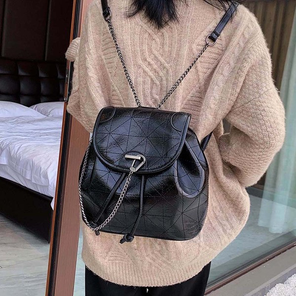 Női öko-bőr hátizsák fém lánccal