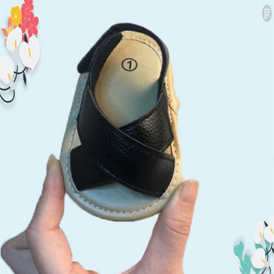 Модерни бебешки обувки с лепенка