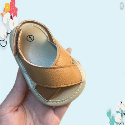 Модерни бебешки обувки с лепенка