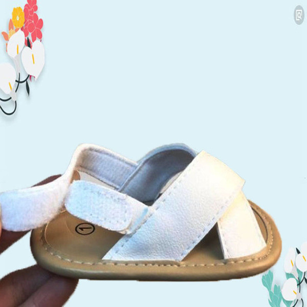 Модерни бебешки обувки с лепенка