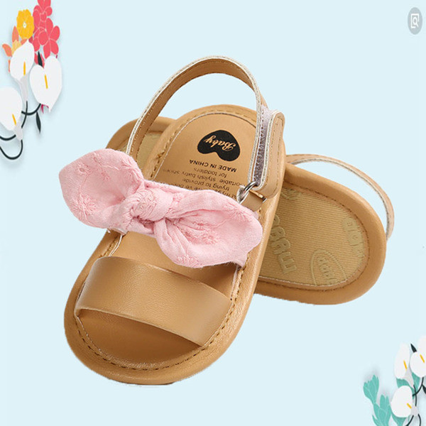 Modern babacipő szalaggal és matricákkal