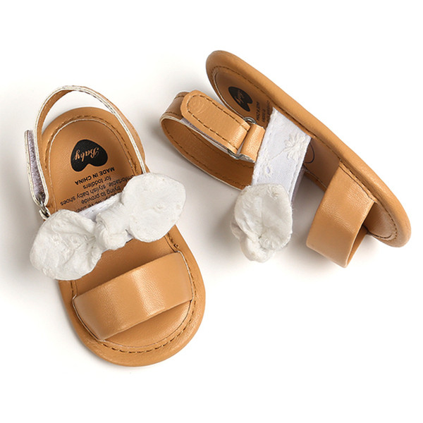 Modern babacipő szalaggal és matricákkal