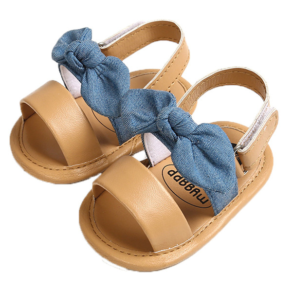 Modern babacipő szalaggal és matricákkal