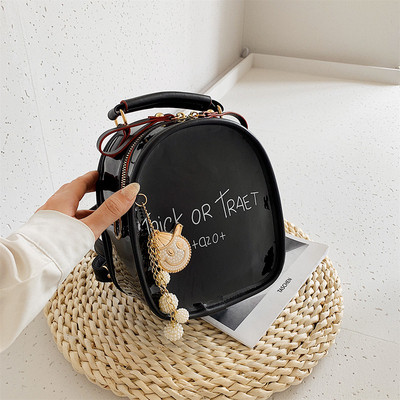 Γυναικείο σακίδιο λουστρίν με επιγραφή και κορδέλα