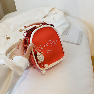 Γυναικείο σακίδιο λουστρίν με επιγραφή και κορδέλα