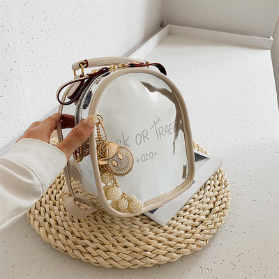 Γυναικείο σακίδιο λουστρίν με επιγραφή και κορδέλα