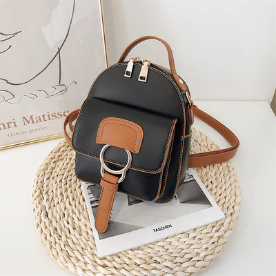 Női hátizsák fém rögzítéssel az első zsebben