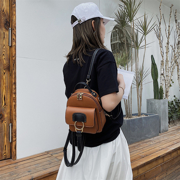 Női hátizsák fém rögzítéssel az első zsebben