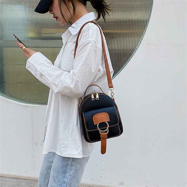 Női hátizsák fém rögzítéssel az első zsebben