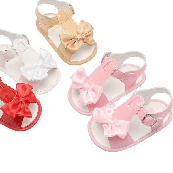 Moderne dječje sandale s kopčom i sjajnim efektom