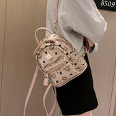 Női hátizsák elülső zsebbel és fém elemmel