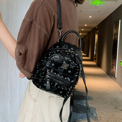 Női hátizsák elülső zsebbel és fém elemmel