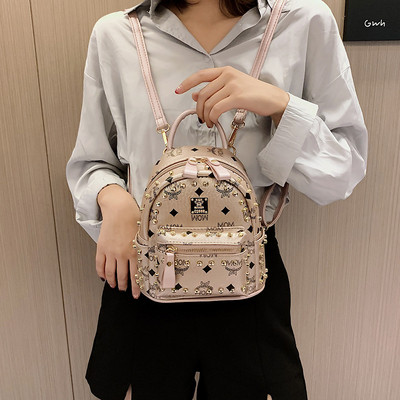 Női hátizsák elülső zsebbel és fém elemmel