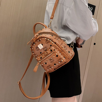 Női hátizsák elülső zsebbel és fém elemmel