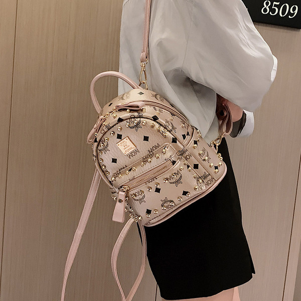 Női hátizsák elülső zsebbel és fém elemmel