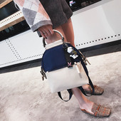 Modern női hátizsák cipzárral és kiegészítővel