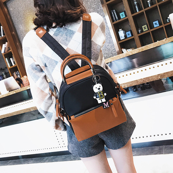 Modern női hátizsák cipzárral és kiegészítővel