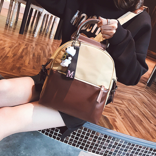 Modern női hátizsák cipzárral és kiegészítővel