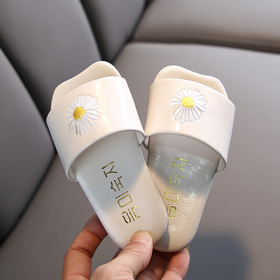 Több színben hímzéssel ellátott alkalmi gyerekpapucs