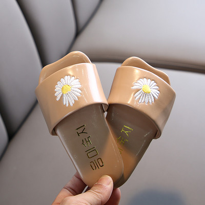 Több színben hímzéssel ellátott alkalmi gyerekpapucs