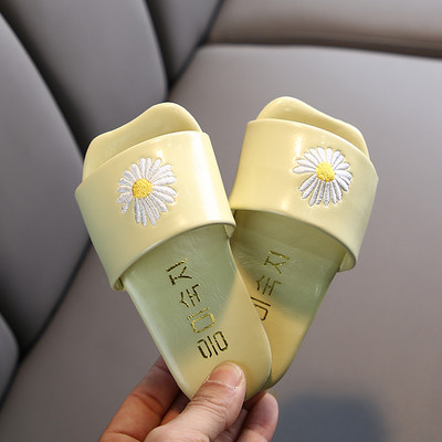 Több színben hímzéssel ellátott alkalmi gyerekpapucs