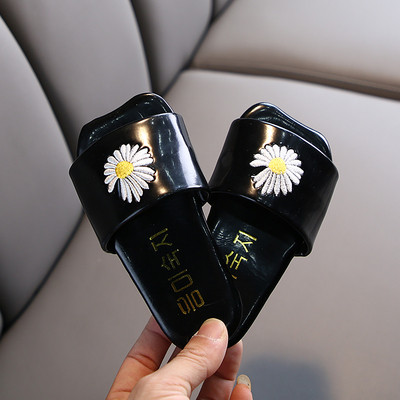 Több színben hímzéssel ellátott alkalmi gyerekpapucs