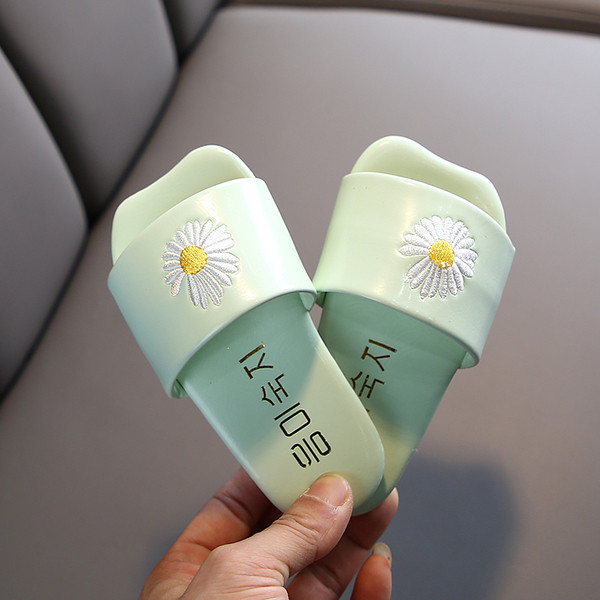 Több színben hímzéssel ellátott alkalmi gyerekpapucs