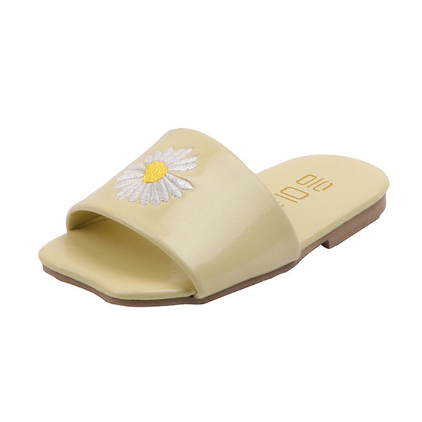 Több színben hímzéssel ellátott alkalmi gyerekpapucs